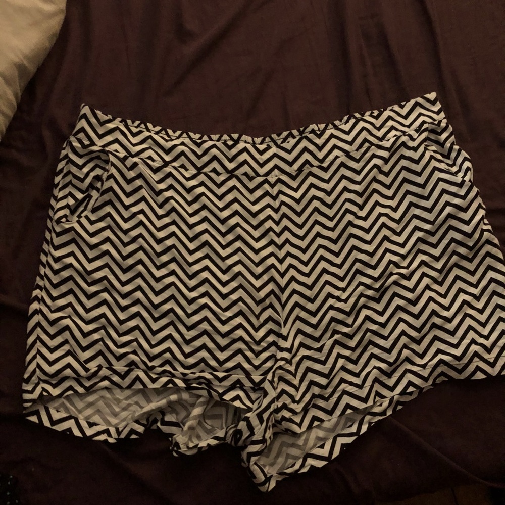 TORRID SIZE 4 SHORTS